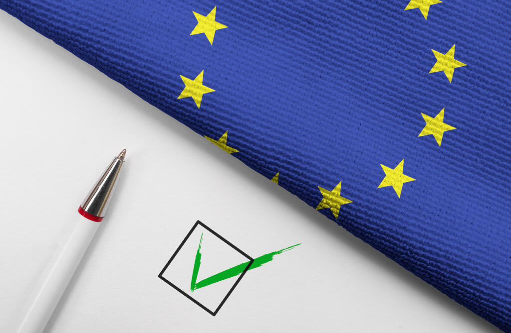 Europaflagge mit grünem Haken im Kontrollkästchen